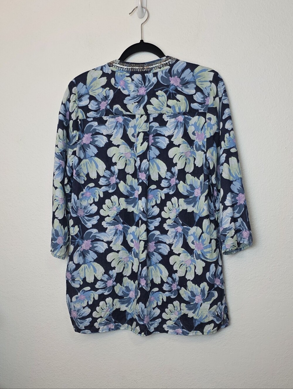 CHARTER CLUB Luxury Blue Floral Beaded Linen V Neck Top Summer Beach Sz Medium - Picture 11 of 13